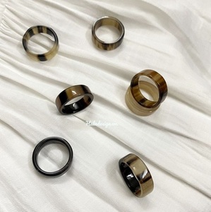 Anillo de cuerno de búfalo Natural hecho a mano, respetuoso con el medio ambiente, estilo amor orgánico, accesorios pulidos para dedos, colores mezclados, tamaños, artesanías naturales - Product Image 1