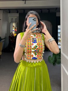 Élégant rayonne Lehenga avec 6M Flair et Gamthi Work Blouse Cowrie Lace Gota Patti Border Navratri Collection 2025 - Product Image 2