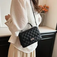 Sac à main matelassé en daim de luxe personnalisé pour femme avec fermeture éclair et chaînes, style anglais, sac de mode urbaine européenne