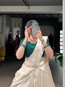 Lehenga Choli de style pakistanais fait de soie et de coton pour les demoiselles d'honneur et les fonctions. - Product Image 2