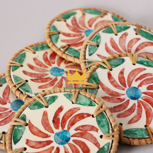 Posavasos de ratán modernos redondos ecológicos con incrustaciones coloridas, manteles naturales hechos a mano para tazas de té y café - Product Image 5