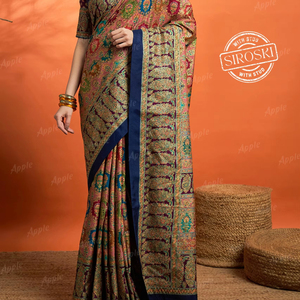 Narmada ชุดส่าหรีผ้าไหมโดลาแบบพรีเมี่ยมพร้อมชุดแต่งลายดอกสวารอฟสกี้และพิมพ์ตำแหน่งดีไซน์เนอร์ - Product Image 1