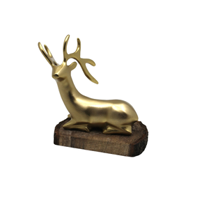 Renne décoratif de Noël en aluminium au design unique avec socle en bois fini laiton antique pour la décoration de la maison - Product Image 3