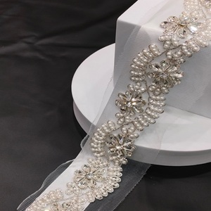 Garniture de dentelle de diamant et de moti de bordure florale perlée de concepteur fait à la main sur un tissu de dentelle de qualité supérieure en filet doux - Product Image 4