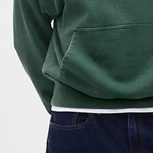 เสื้อฮู้ดผู้ชายคุณภาพสูงราคาส่ง พร้อมบริการออกแบบโลโก้ตามสั่ง และปลายแขนเสื้อแบบริบ ให้ความสบายและสวมใส่สบายๆ แบบลำลอง - Product Image 3