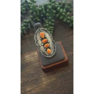 Anillo Ajustable Hecho a Mano en Navajo con Concha de Ostra Espinosa y Plata de Ley, Joyería Cultural Coleccionable - Product Image 3