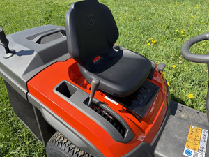 รถแทรกเตอร์ตัดหญ้า Husqvarna TC 215T ขนาด 95 ซม. เครื่องยนต์ 15.9 แรงม้า แบบสองสูบ ระบบส่งกำลังไฮโดรสแตติก ถังเก็บหญ้าขนาด 300 ลิตร - Product Image 6
