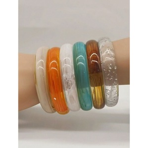 Brazaletes de Resina Impermeables de Diseño para Mujer con Colores Personalizados y Textura Pulida para un Estilo Elegante en el Brazo - Product Image 1