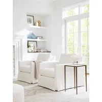 Fauteuil blanc de style farmhouse moderne, base à jupe, tissu texturé, fraîcheur instantanée