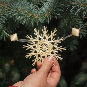 Adorno de Copo de Nieve de Bambú Natural Tejido a Mano para Decoración de Árboles de Navidad - Product Image 3