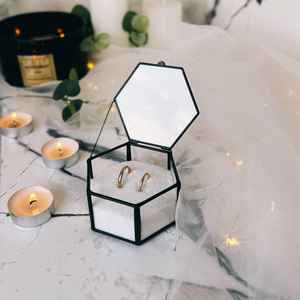 Boîte à bijoux en verre en forme d'hexagone chic avec cadre en métal noir fini parfait pour ranger les bagues, les colliers et les accessoires fins - Product Image 2
