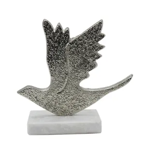Masa üstü dekoratif alüminyum ve mermer dekoratif kuş tabanı ile beyaz ve gümüş renk uçan kuşlar ev dekorasyon için