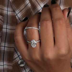 Ensemble de bagues de fiançailles Halo caché en diamant de laboratoire de coupe ovale, cadeau d'alliance en diamant rond assorti - Product Image 3