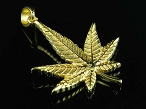 Colgante de Hoja con Incrustaciones de Diamantes, Estilo Moderno, Hecho a Mano, en Venta - Product Image 2