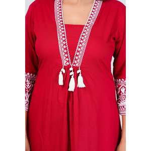 Ensemble Kurta en Chiffon Rouge Brodé avec Dupatta Blanche et Manches 3/4 - Product Image 2