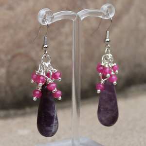 Boucles d'oreilles pendantes bohèmes en amas de pierres précieuses violettes plaquées or faites à la main, améthyste et agate, cadeau élégant pour elle, bijoux raffinés - Product Image 1