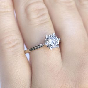 Bague de fiançailles solitaire en diamant taillé rond pour femme - Product Image 6