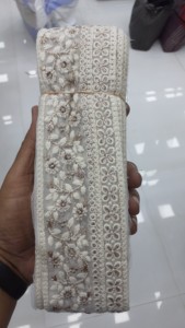 Rubans et lacets brodés à la machine avec des paillettes découpées sur mesure dans divers designs et couleurs pour robes de mariée - Product Image 4