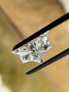 เพชรทรงแบทแมนเพาะเลี้ยงในห้องปฏิบัติการ 1.02 กะรัต รับรองโดย IGI สำหรับจี้ แหวน หรือต่างหูแบบติดหู ของขวัญวันครบรอบ - Product Image 2