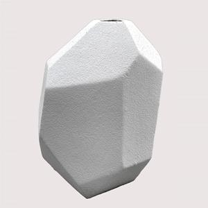 Pot de fleur en fer fait à la main de luxe Vase décoratif en métal blanc Accent de table de vie irrégulier durable pour la maison côtière - Product Image 4