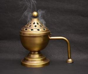 Brûleur d'encens et de bakhoor en métal pur de meilleure qualité d'exportation avec la forme unique de poignée pour l'usage à la maison d'hôtel et de restaurant plaqué or - Product Image 4