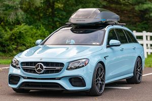 Mercedes-AMG E63 S Wagon d'occasion 2020, environ 8 200 milles, finition Gulf Blue Manufaktur, freins en carbone-céramique, très bien équipée - Product Image 5