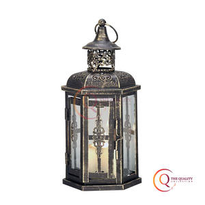 โคมไฟสไตล์วินเทจพร้อมลวดลายตกแต่งสำหรับบรรยากาศที่อบอุ่นเหนือกาลเวลาพร้อมแผ่นกระจกและด้านบนทรงโดมเพื่อการเรืองแสงแบบอ่อน - Product Image 1