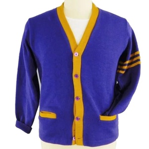 Cárdigan de punto acrílico personalizado de la Fraternidad Omeiga, con letras de chenilla, de alta calidad, color morado con rayas antiguas, estilo griego. - Product Image 2
