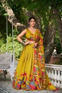 Lehenga Choli y Dupatta de Chanderi de Poliéster y Viscosa de Excelente Calidad con Estampado Floral y Trabajo de Lámina, Fabricado en India - Product Image 4