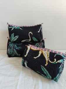 Ensemble de 3 trousses de maquillage matelassées en coton et étuis avec sac de voyage - Organisateur imprimé jungle noir - Product Image 5