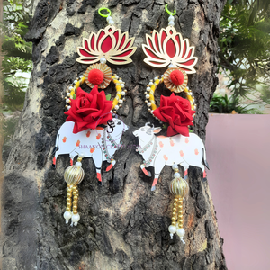 Nouveauté : Décoration murale artisanale Pichwai avec motif de vache, lotus et rose, ornée de pompons, pour la maison, les décorations Haldi et Mehendi - Product Image 3