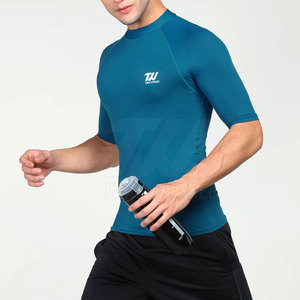 Top de compresión Slim Fit con tela suave al tacto y diseño flexible para el movimiento diario Top de compresión de enfriamiento - Product Image 4