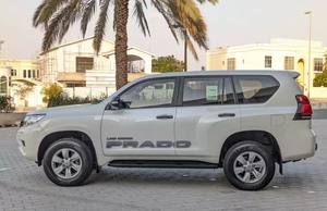 Precioso Prado TX 2024 Blanco, 2.7L Gasolina, Asientos de Tela, Sistema de Navegación Bluetooth, Volante a la Izquierda, 18 Ruedas, 7 Plazas, Automático - Product Image 3