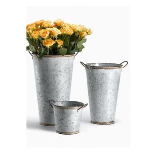 Gran florero de metal elegante para una exquisita decoración del hogar con tallas florales de estilo antiguo y calidad superior - Product Image 3