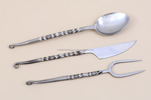Ensemble de vaisselle élégant antique forgé à la main torsadé médiéval à poignée frisée 3 pièces - Product Image 4