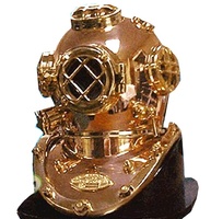 Réplique de casque de plongée nautique en laiton brillant certifiée ISO 9001 par INAM HANDICRAFTS, base en bois faite à la main, hauteur totale de 12 pouces