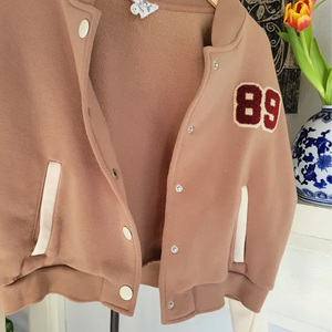 แจ็คเก็ตบอมเบอร์ผ้าขนสัตว์สไตล์ทีมตัวแทนบุสองชั้นสำหรับผู้หญิงระบายอากาศได้ดีแขนหนังย้อมสีล้วนมีตัวอักษร - Product Image 5