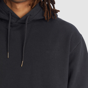 Sweat à capuche zippé noir pour homme, style techwear, avec bordures rouges, poches utilitaires, col montant, design décontracté, streetwear, vêtement d'extérieur - Product Image 5