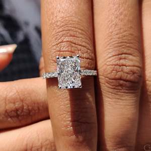 Anillo de Diamantes con Corte Radiante en Engaste Pavé - Product Image 5