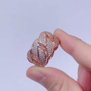 Anillo de Compromiso con Diamante Cultivado en Laboratorio, Diseño Redondo y Elegante para Hombre - Product Image 2