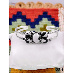 Brazalete de Moda Hecho a Mano en el Suroeste con Plata de Ley y Búfalo Blanco - Product Image 1