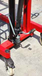 Lève-bidon hydraulique manuel et basculeur pour fûts en acier et en plastique de 210 L, rotation à 360 degrés, empileur de fûts robuste - Product Image 2