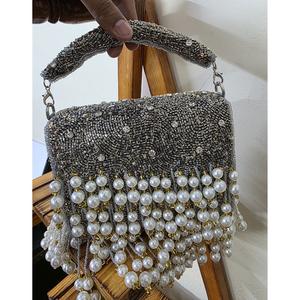 Pochette Latkan traditionnelle pour femmes de créateur Sac à main lourd en MDF exquis Broderie Perles Décoration Couverture Fermeture Sac à main festif - Product Image 4