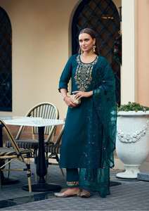 Par de pantalones Kurti de seda Vichitra de tendencia moderna, trabajo hecho a mano pesado con Dupatta, secuencia pesada y trabajo de bordado, proveedor indio - Product Image 4