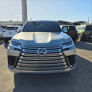 ภายในรถ SUV พร้อมเบาะหนังสีอ่อน หลังคาซันรูฟแบบพาโนรามา ระบบควบคุมอุณหภูมิอัตโนมัติ 7 ที่นั่ง - Product Image 2