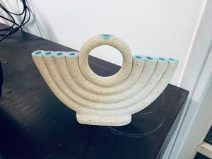 Ménorah en bois pour Hanoucca avec un design contemporain, porte-bougie artistique pour la décoration de centre de table de fête - Product Image 4