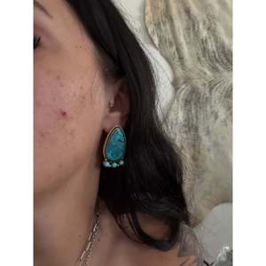 Boucles d'oreilles pendantes artisanales Navajo en turquoise et pierres multicolores avec tige en argent sterling, motif goutte d'eau en grappe - Product Image 2