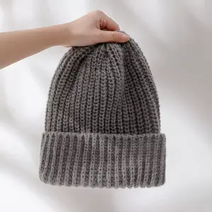 Gorros de lana cálidos para hombres y mujeres, gorros de punto suave, sombreros de invierno acogedores, sombreros cómodos y elegantes, moda versátil para los días fríos - Product Image 1