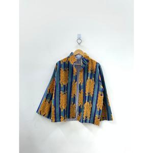 Veste Bohème d'Automne en Satin Velours Imprimé à Rayures Tigre, Couleurs Safran, Teal et Cobalt, Légère et Réversible avec Détails Matelassés - Product Image 1