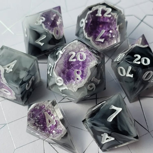 Ensemble de dés de luxe en résine transparente, faits à la main et durables |   Dés polyédriques à bords vifs et pailletés de forme personnalisée pour D&D RPG Tabletop - Product Image 3